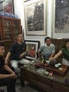 与画廊经销商进行交流探讨
