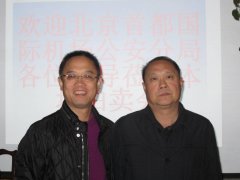 公司总经理王春与委托方代表合影留念1
