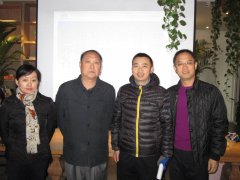 公司总经理王春与委托方代表合影留念1